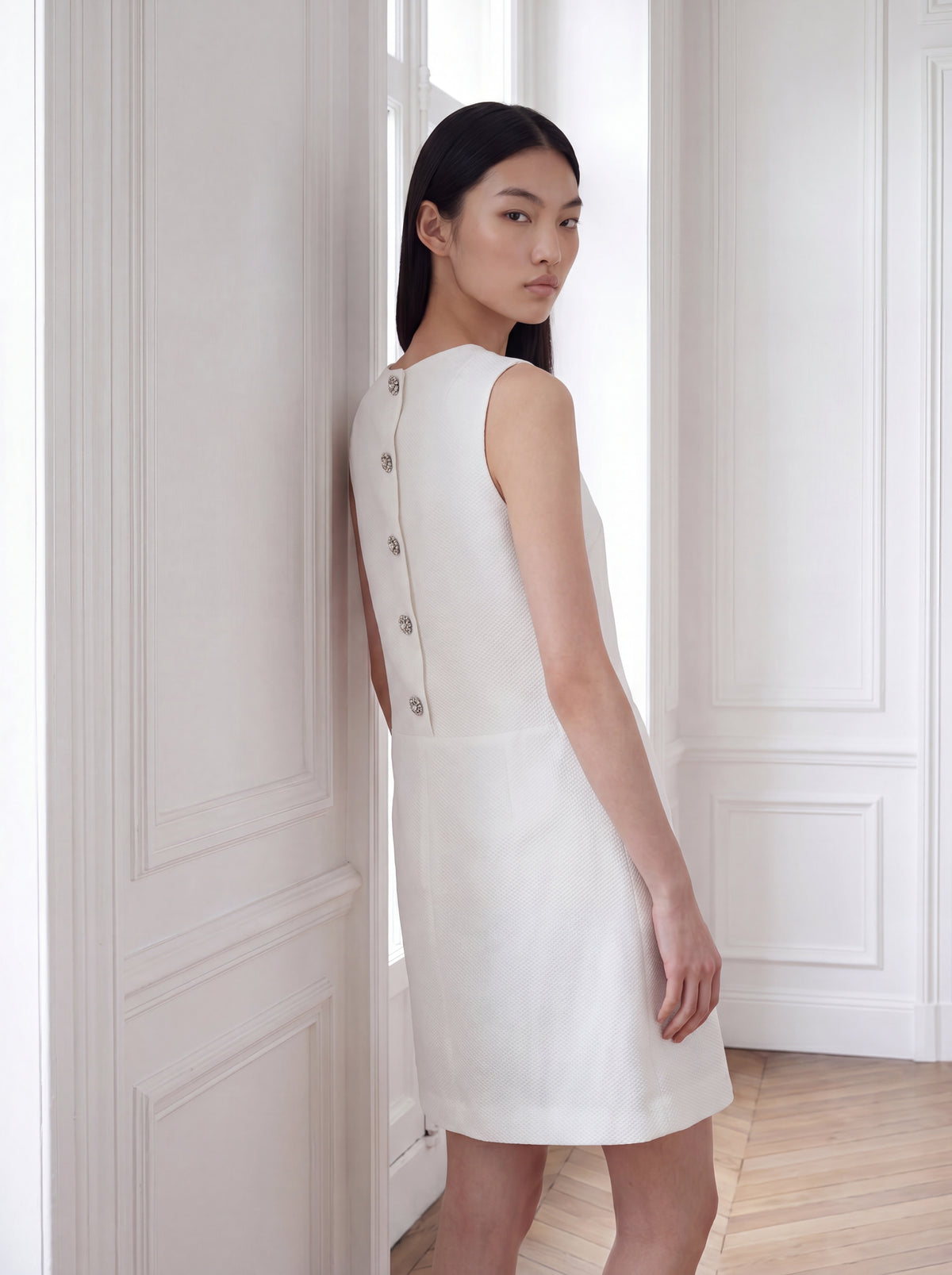 Rückenansicht des weißen Lovely Kleides aus strukturiertem Jacquard