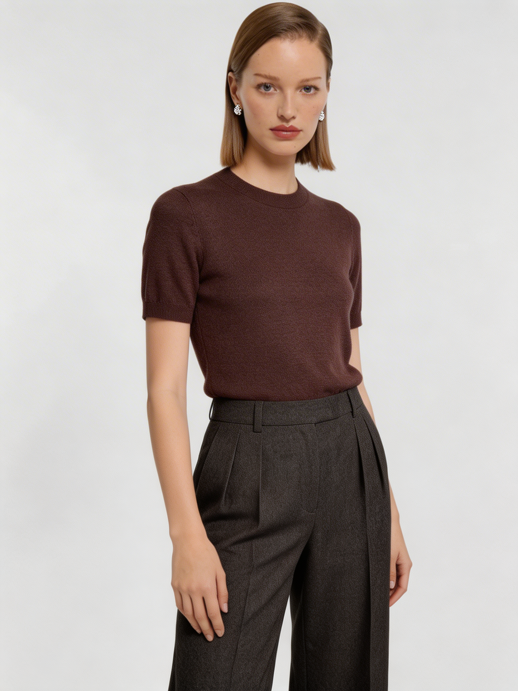 Model trägt mahagonifarbenes Cashmere Top aus 100 % Kaschmir