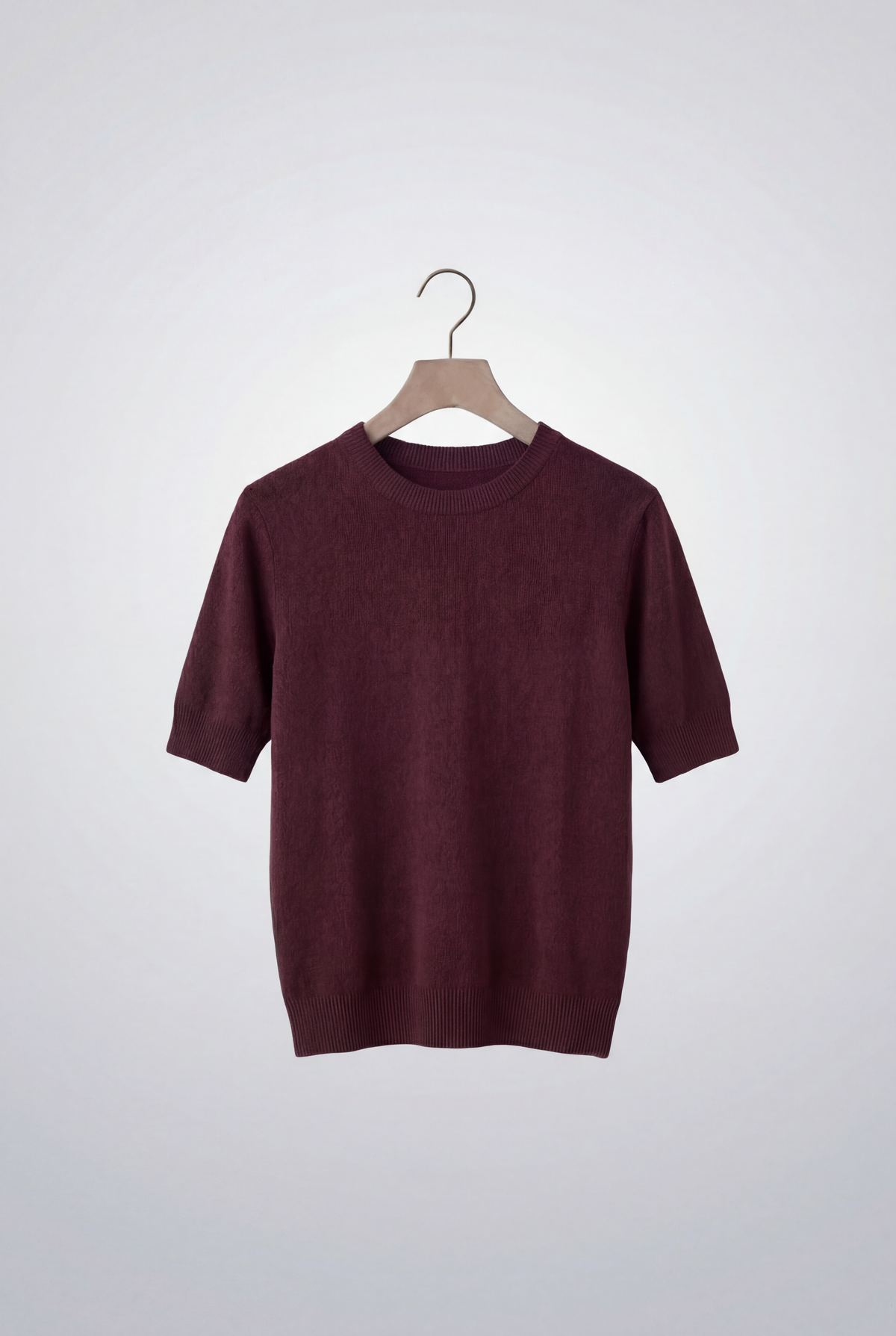Mahagonifarbenes Cashmere Top mit kurzen Ärmeln auf einem Kleiderbügel