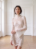Model trägt elegantes Spitzenbrautkleid mit femininer Silhouette