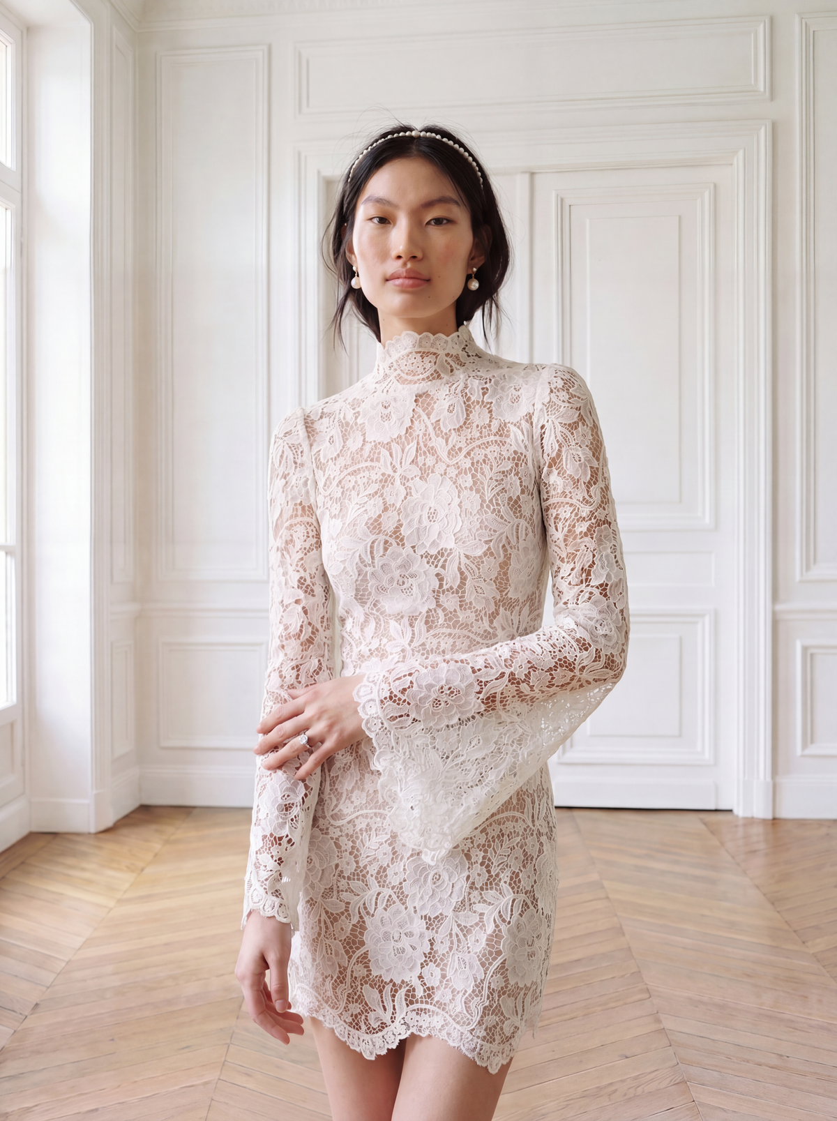 Model trägt elegantes Spitzenbrautkleid mit femininer Silhouette