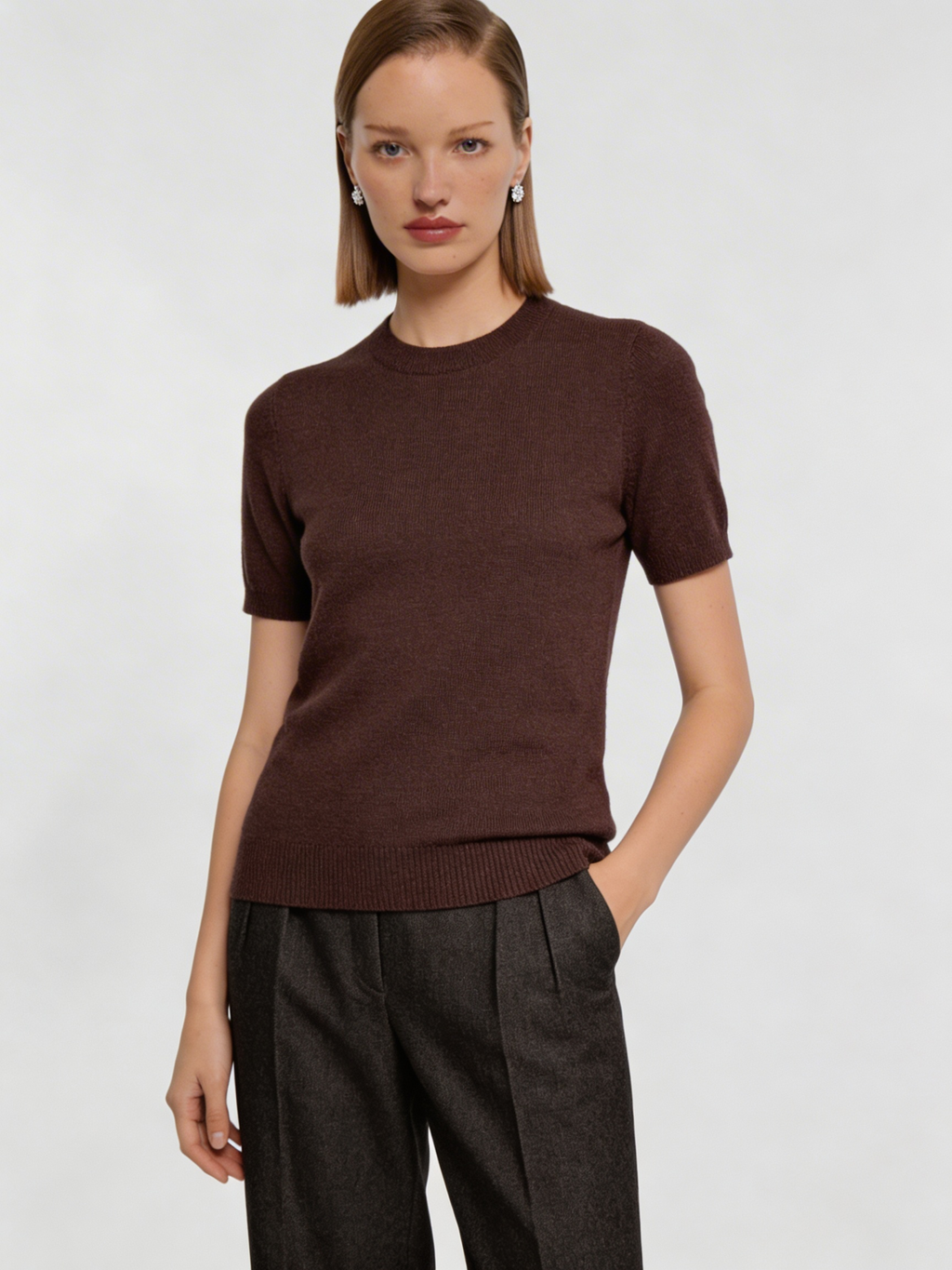 Cashmere Kurzarmtop in Mahagoni mit Rundhalsausschnitt und geradem Schnitt