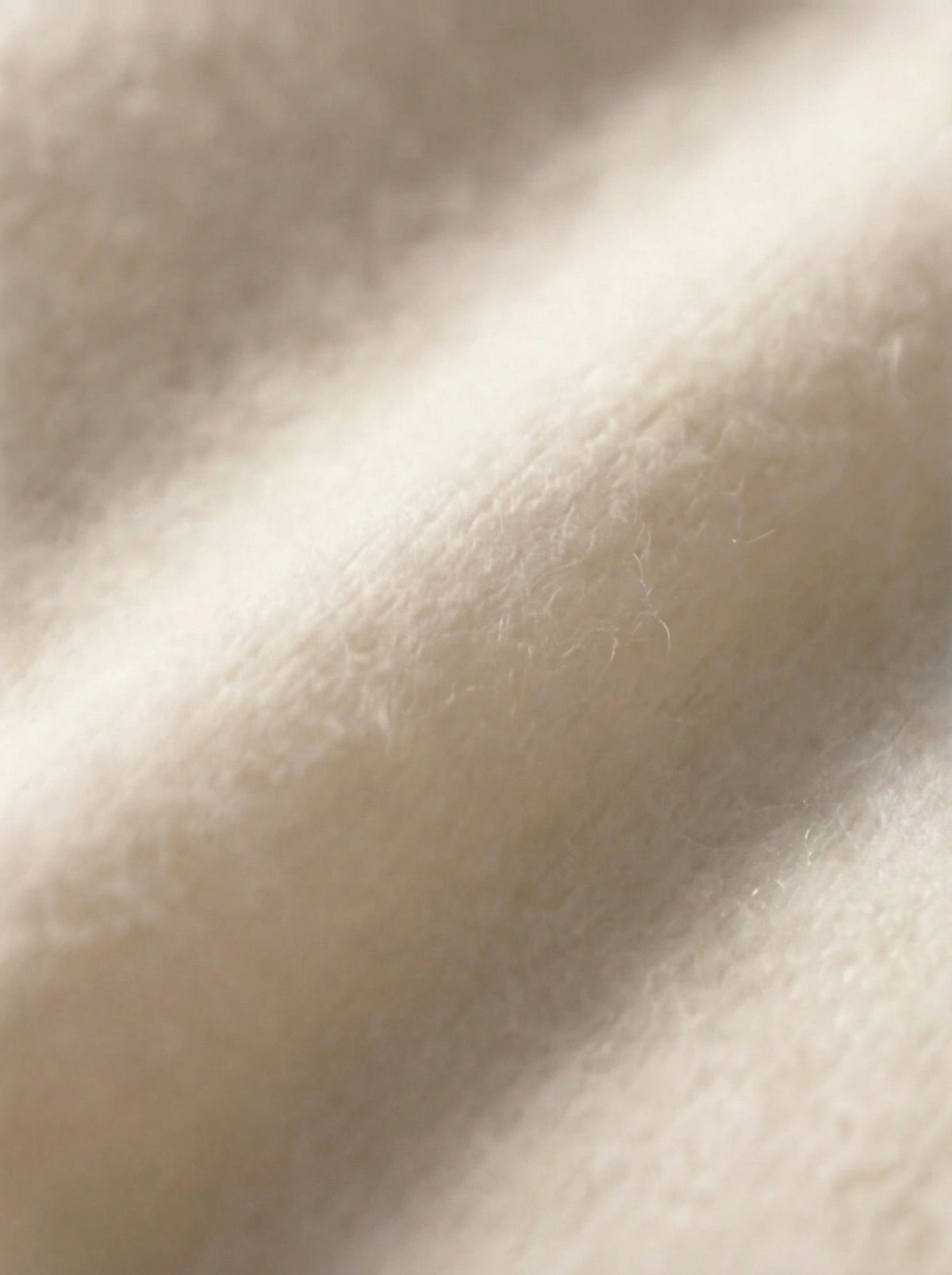 Nahaufnahme der feinen Cashmere Strickstruktur in Ivory