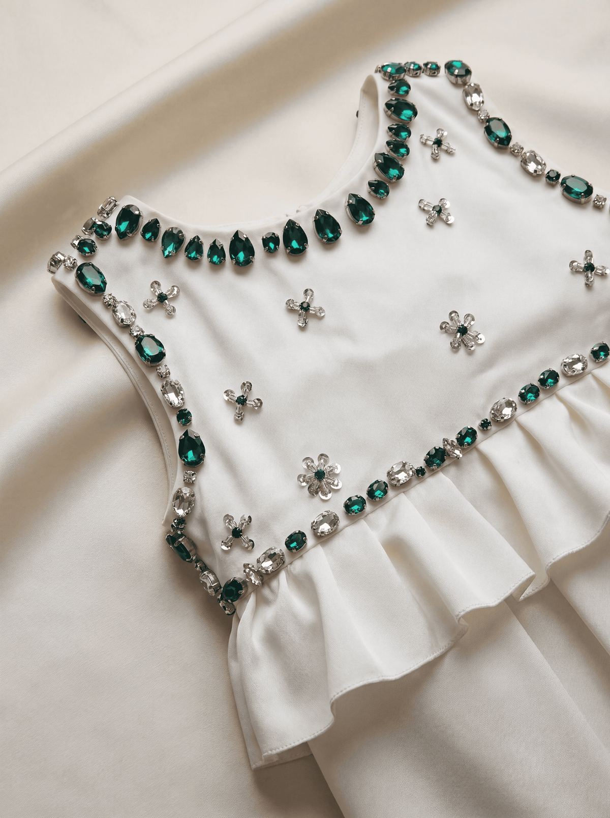 Nahaufnahme der Rüschen und Schmuckapplikationen am Wollkleid