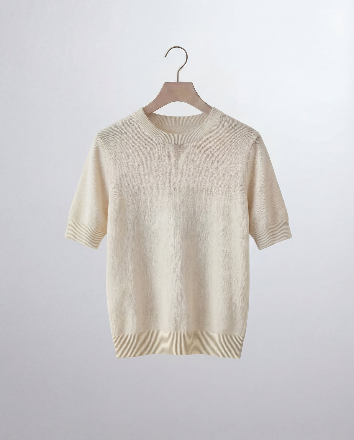 Ivoryfarbenes Cashmere Top aus 100 % Kaschmir mit kurzen Ärmeln