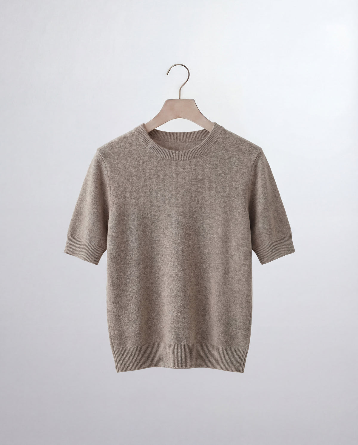 Graues Cashmere Top aus 100 % Kaschmir auf einem Kleiderbügel