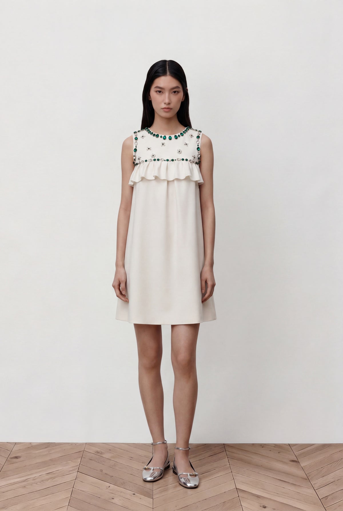 Model trägt off-whitefarbenes Damenkleid aus 100 % Wolle