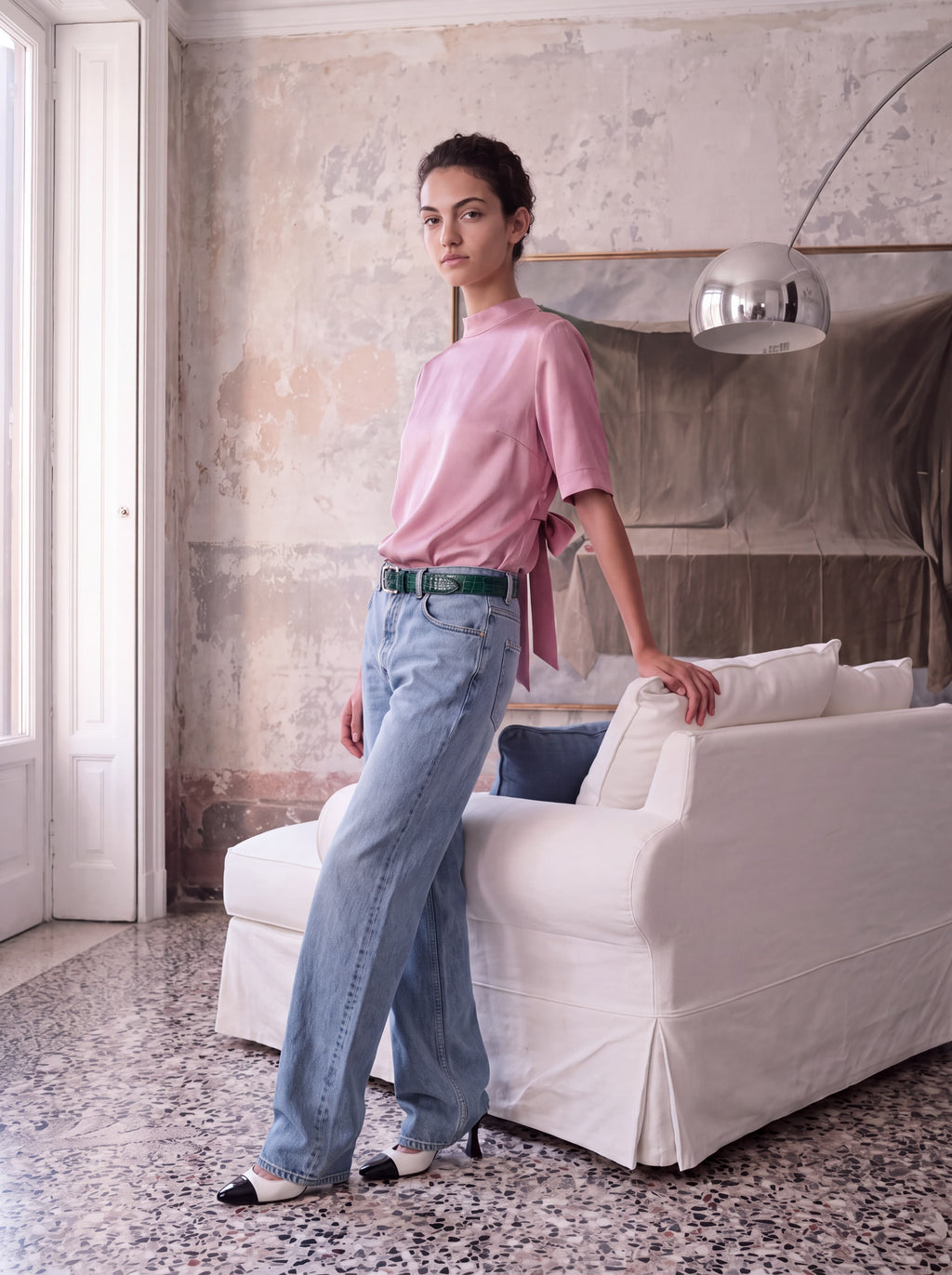 Model trägt elegantes rückenfreies Seidenshirt von AELLE COLLECTIVE
