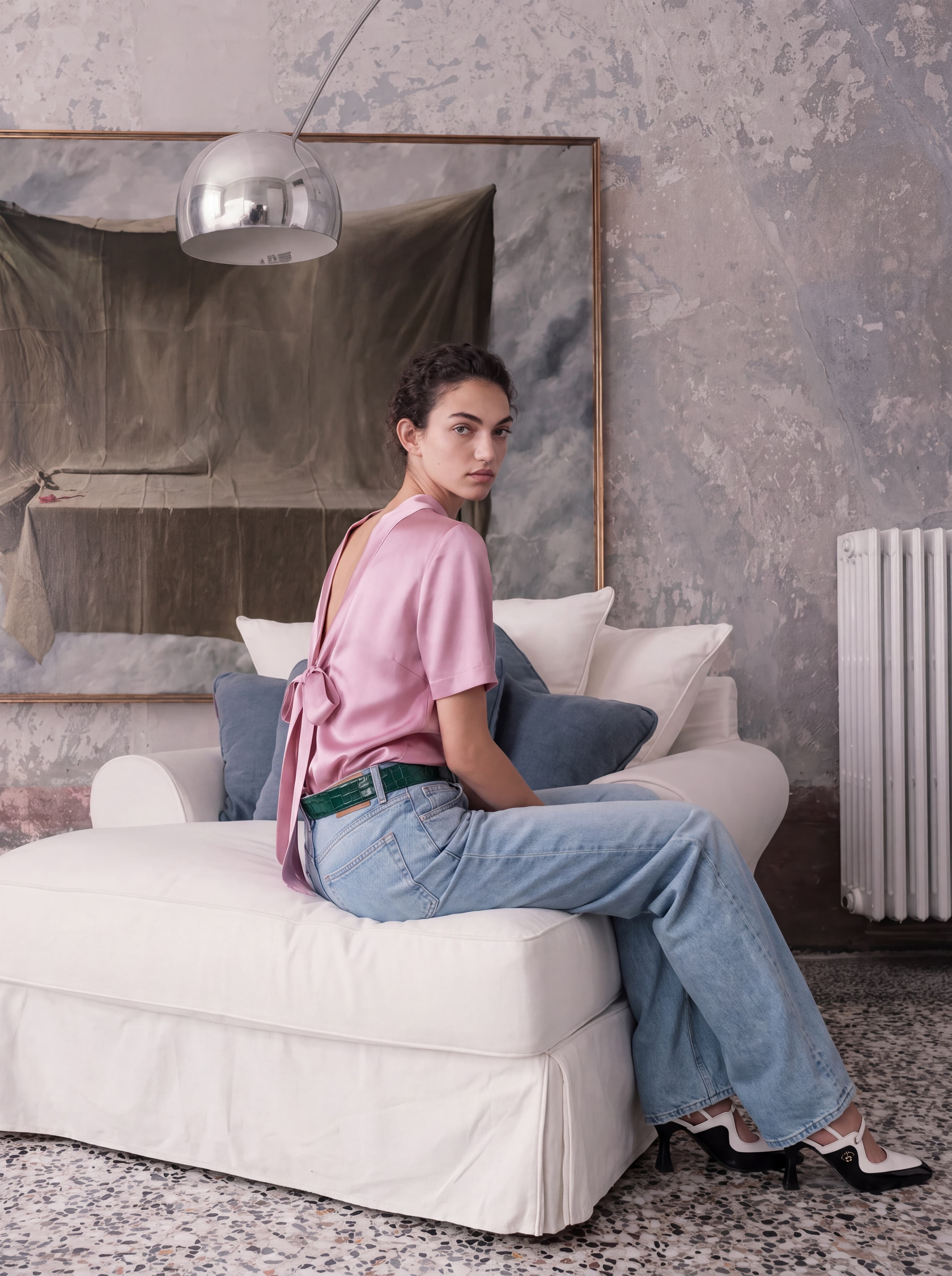 Model trägt elegantes rückenfreies Seidenshirt von AELLE COLLECTIVE
