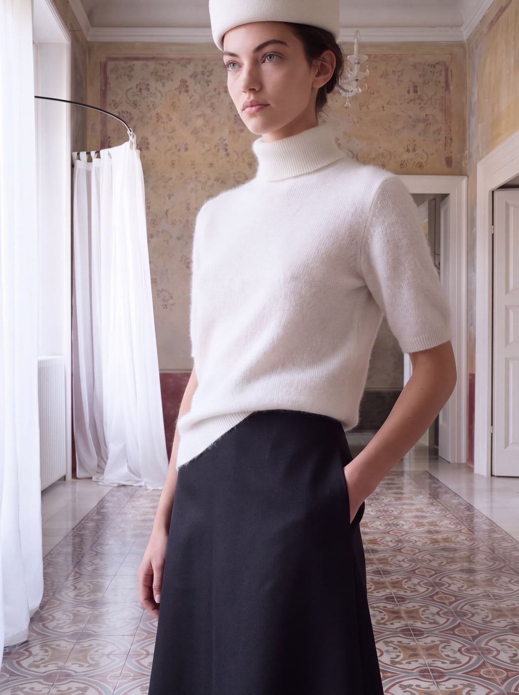 Model trägt ausgestellten Midirock von AELLE COLLECTIVE
