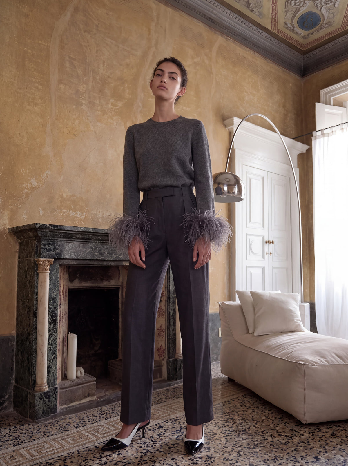 Model trägt eleganten Merinowollpullover mit Federdetails von AELLE COLLECTIVE