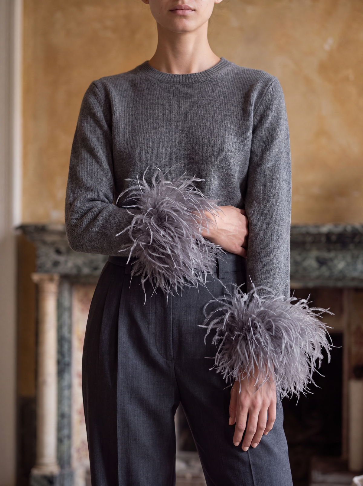 Model trägt eleganten Merinowollpullover mit Federdetails von AELLE COLLECTIVE