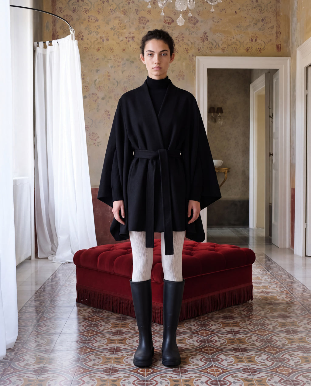 Schwarzes Damen Cape aus 100 % Kaschmir mit eleganter, weiter Silhouette