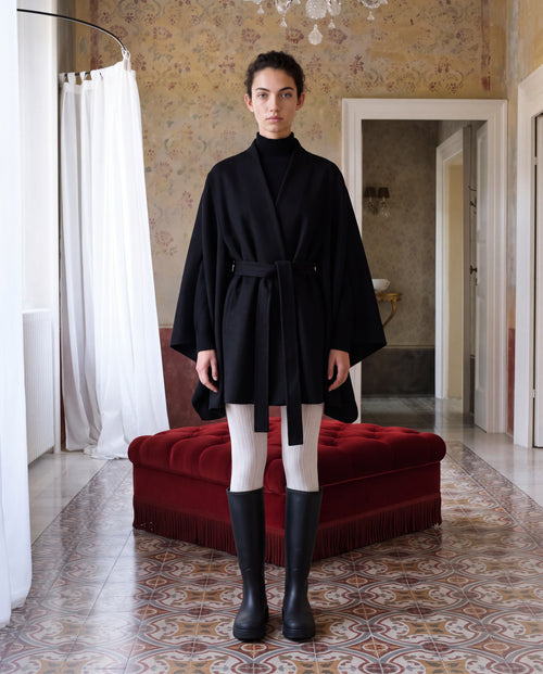 Schwarzes Damen Cape aus 100 % Kaschmir mit eleganter, weiter Silhouette