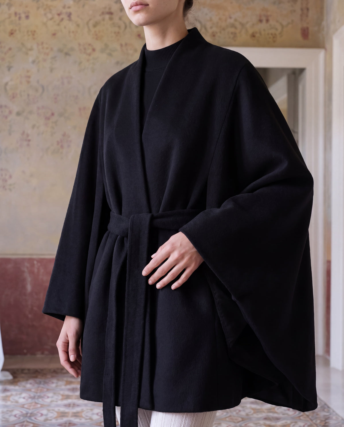 Schwarzes Cashmere Cape von AELLE COLLECTIVE, elegant kombiniert zu einem Damenoutfit