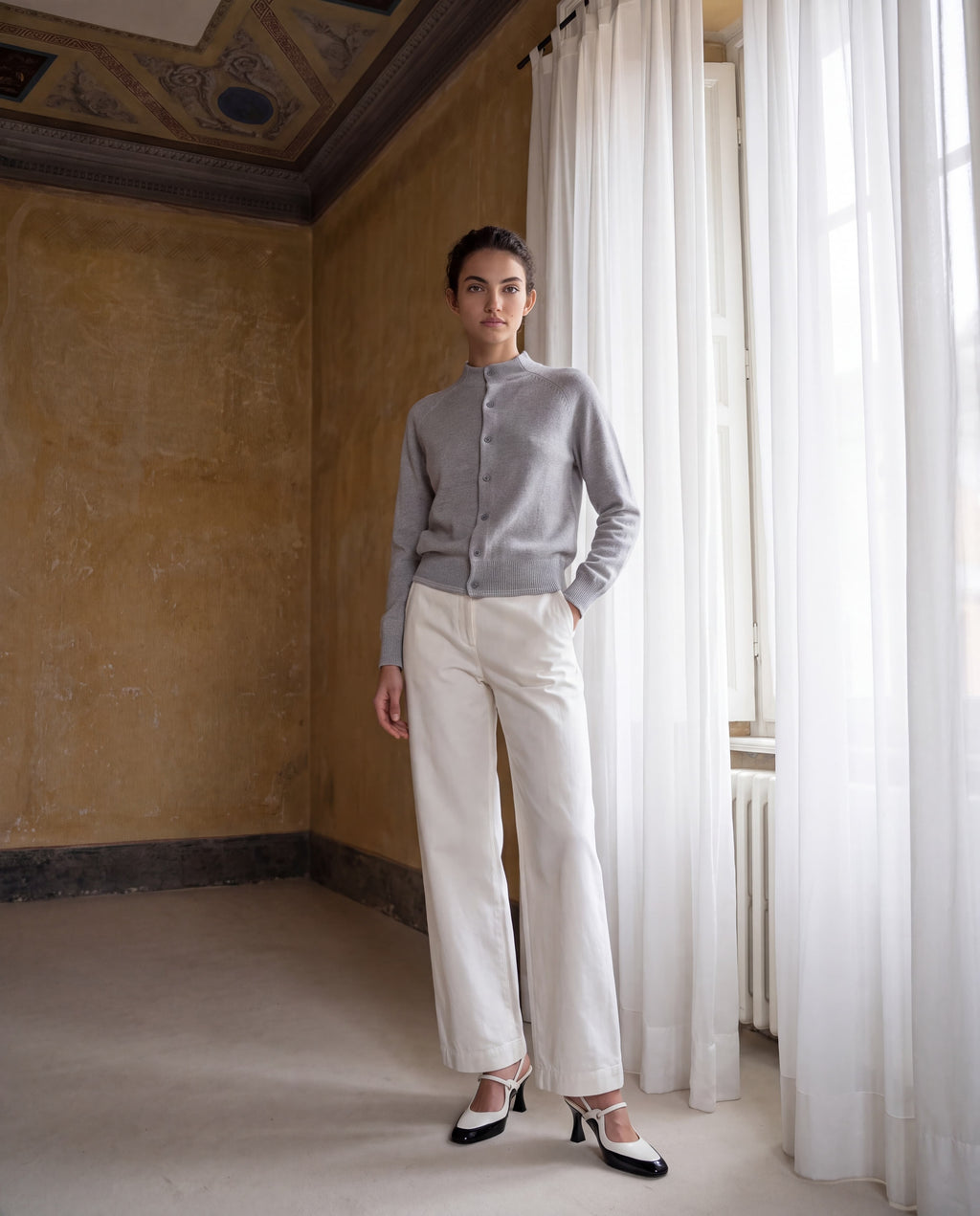 Model trägt roten Cashmere Cardigan mit weißer Stoffhose
